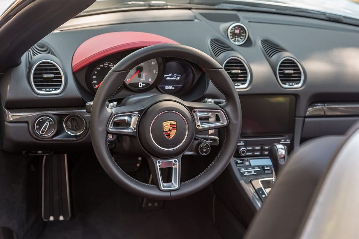 Porsche 718 Boxster interior design